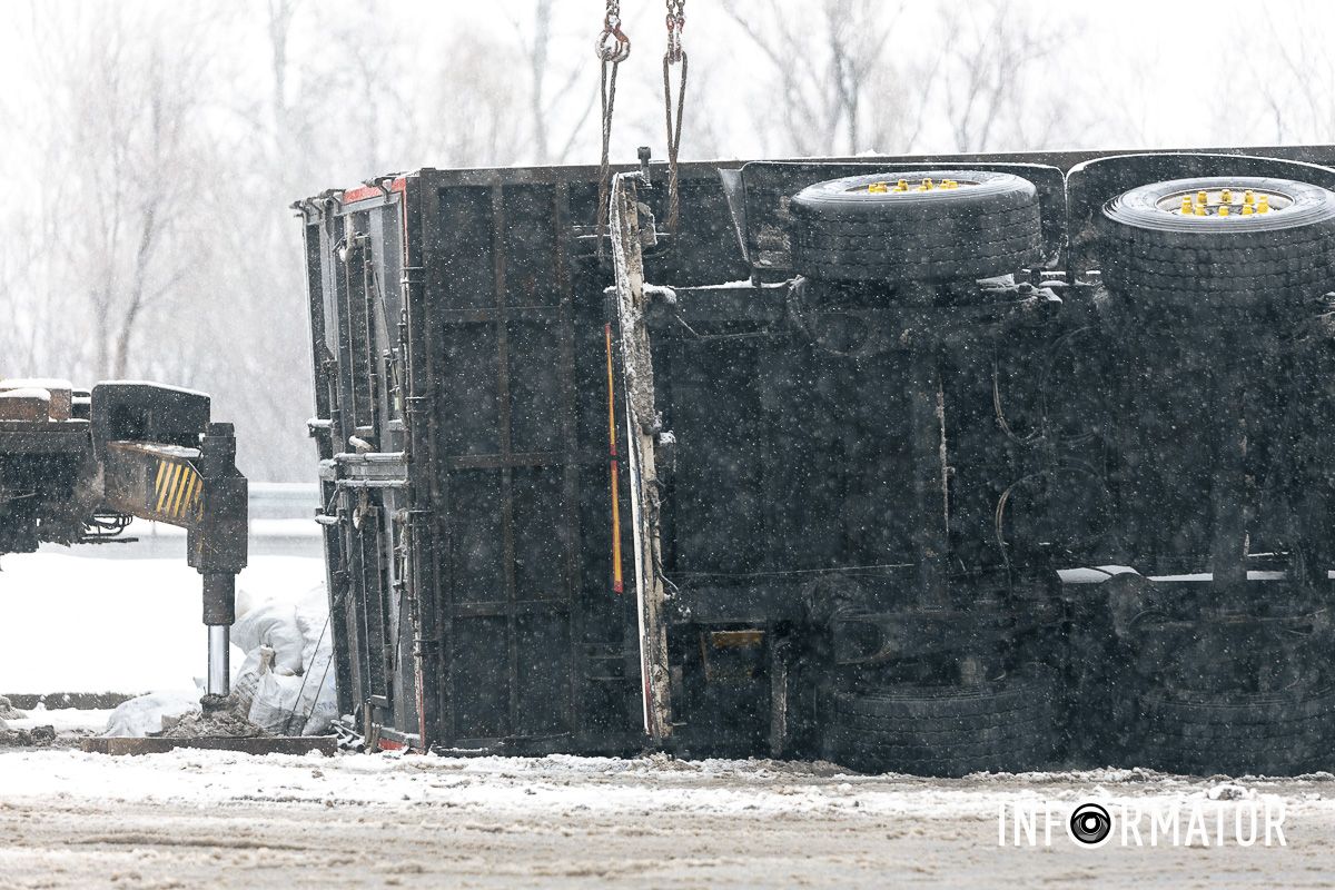 В Днепре на Солнечной Набережной опрокинулась фура MAN с брикетом 9
