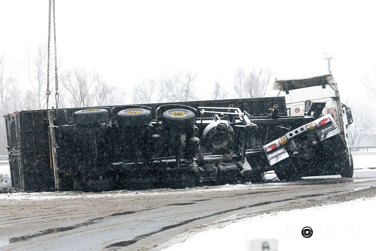В Днепре на Солнечной Набережной опрокинулась фура MAN с брикетом 10