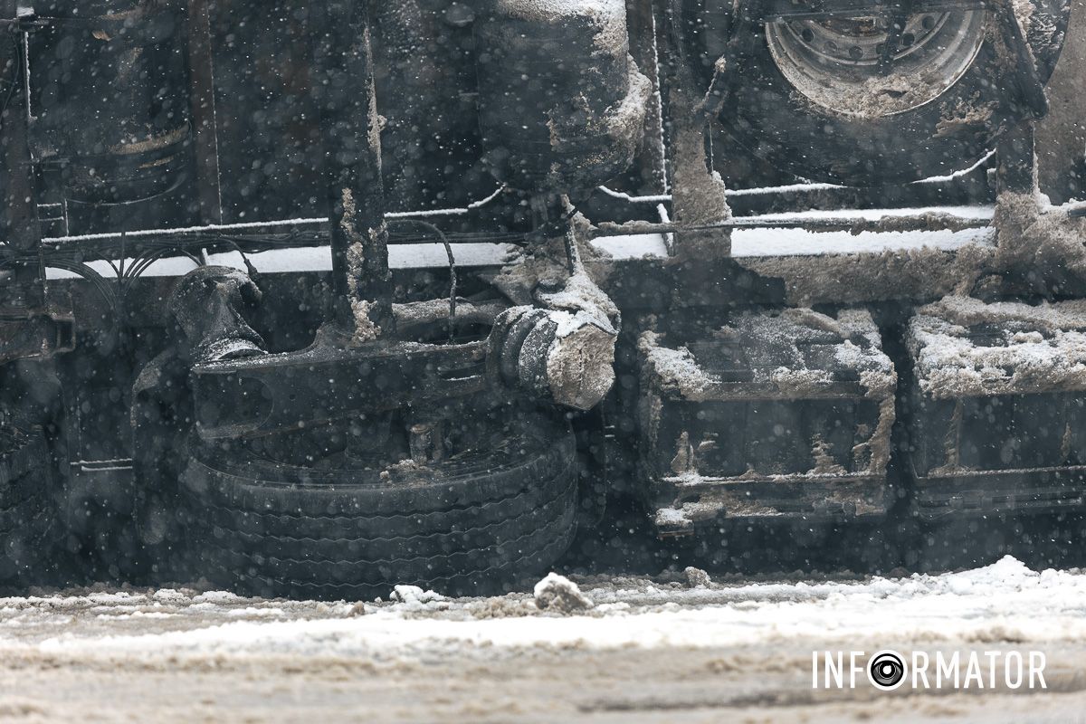 В Днепре на Солнечной Набережной опрокинулась фура MAN с брикетом 11