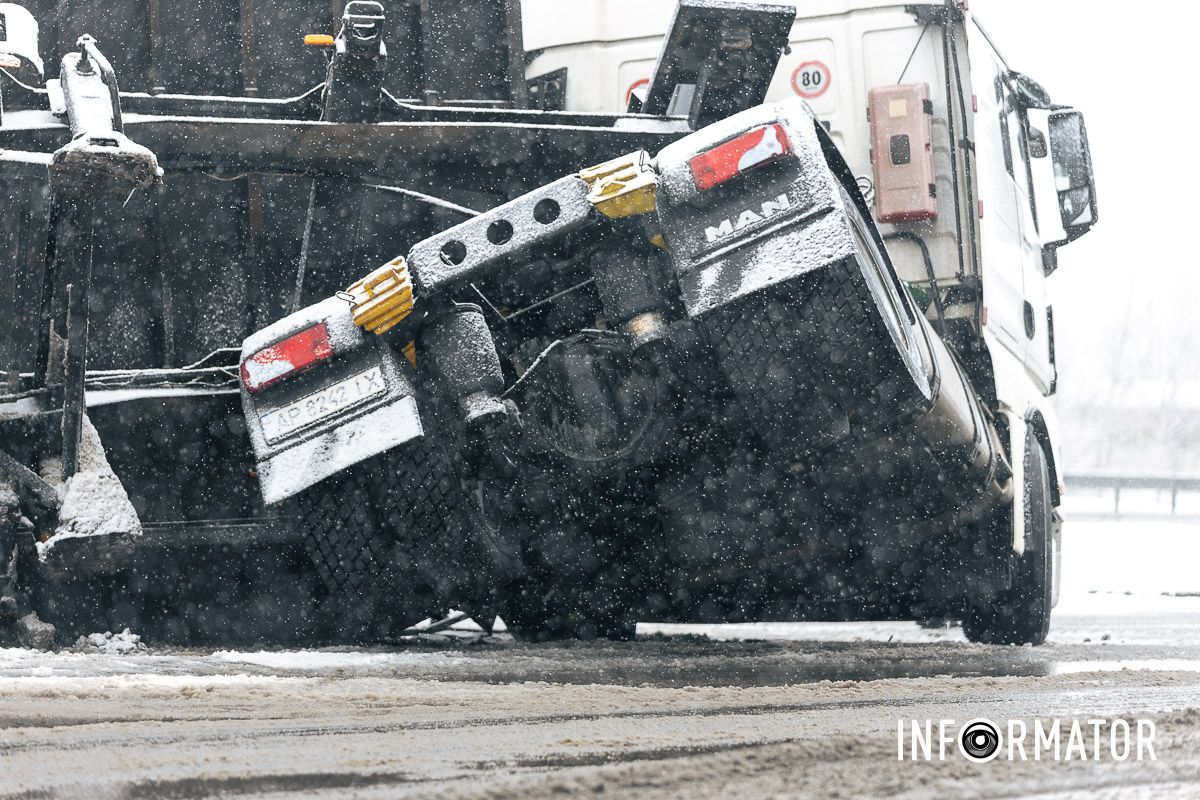 В Днепре на Солнечной Набережной опрокинулась фура MAN с брикетом 12