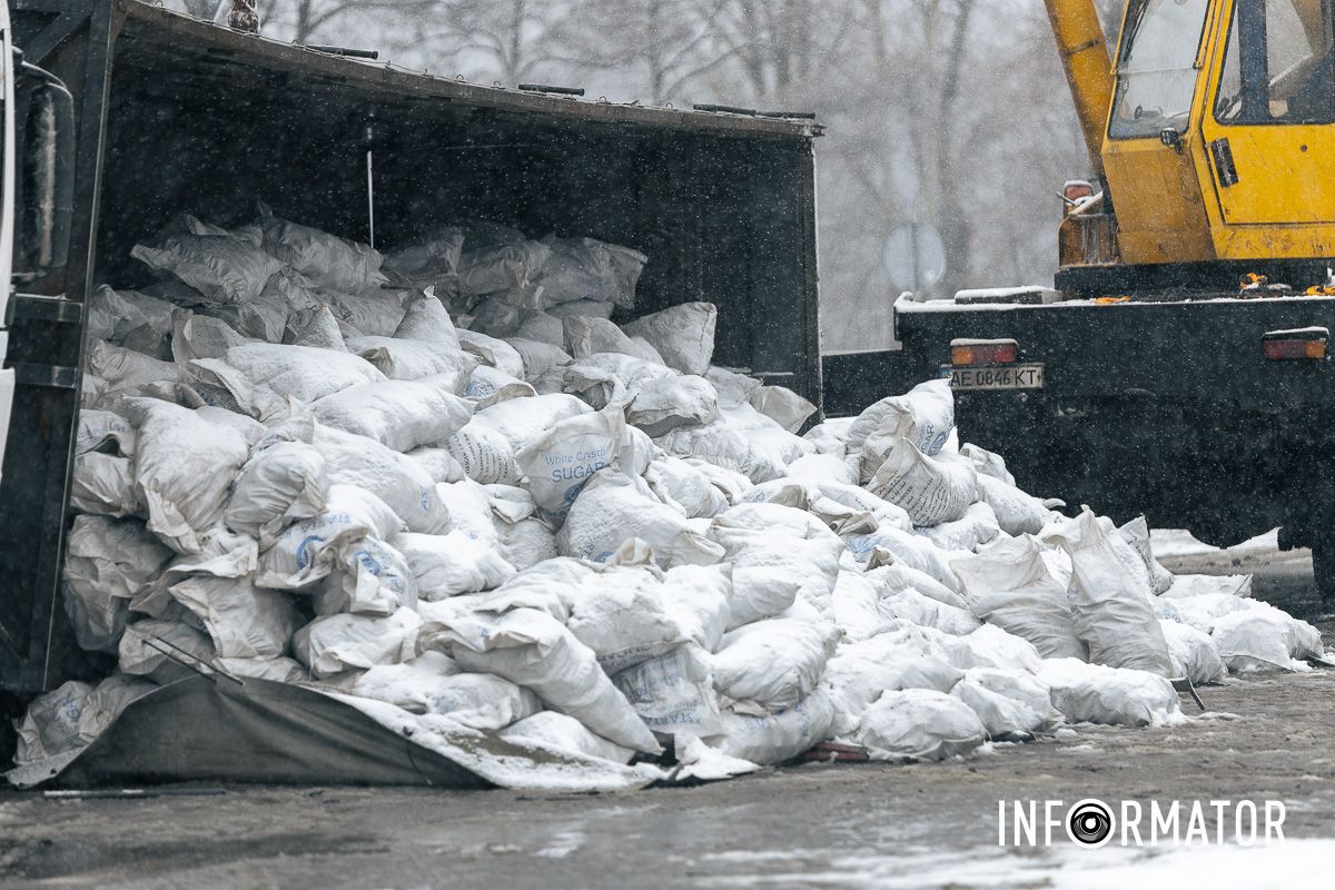 В Днепре на Солнечной Набережной опрокинулась фура MAN с брикетом 13