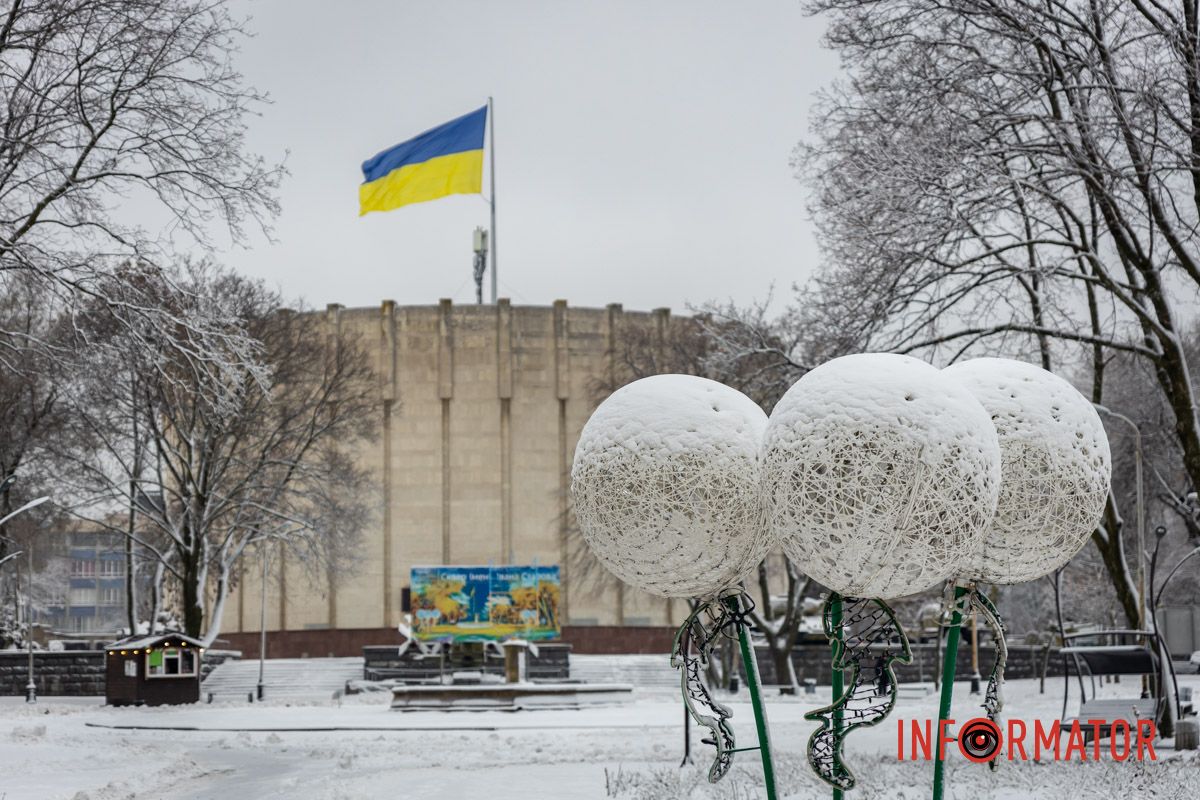 Заботливо окутал город невероятную атмосферу: Днепр 15 февраля превратился в зимнюю сказку 34