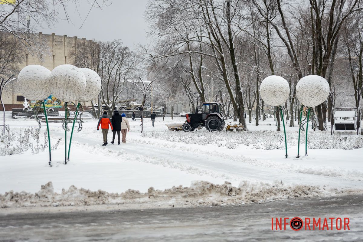 Заботливо окутал город невероятную атмосферу: Днепр 15 февраля превратился в зимнюю сказку 49