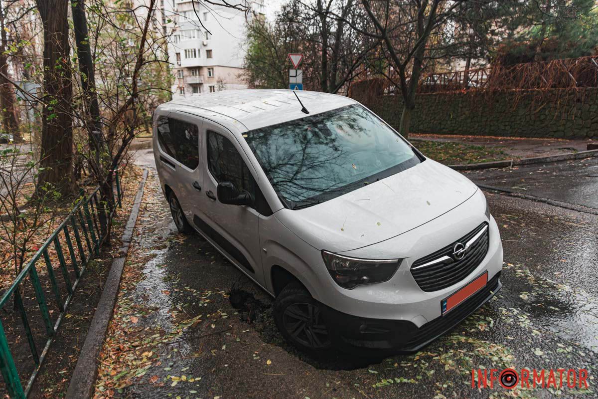 Машину достали из ямы Машину достали из ямы