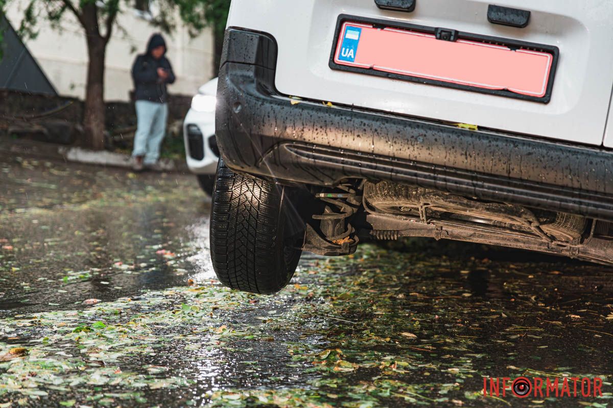 Авто частично завис в воздухе Авто частично завис в воздухе