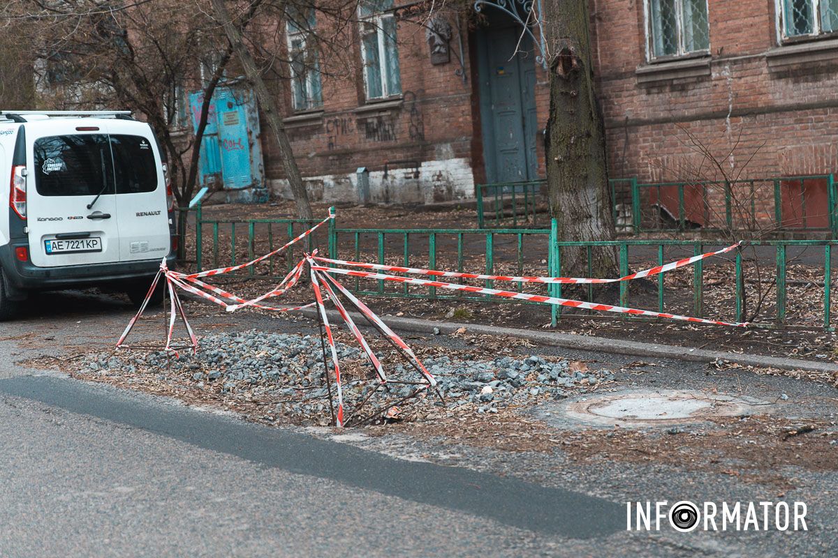 Комунальні служби розрили яму та засипали щебенем