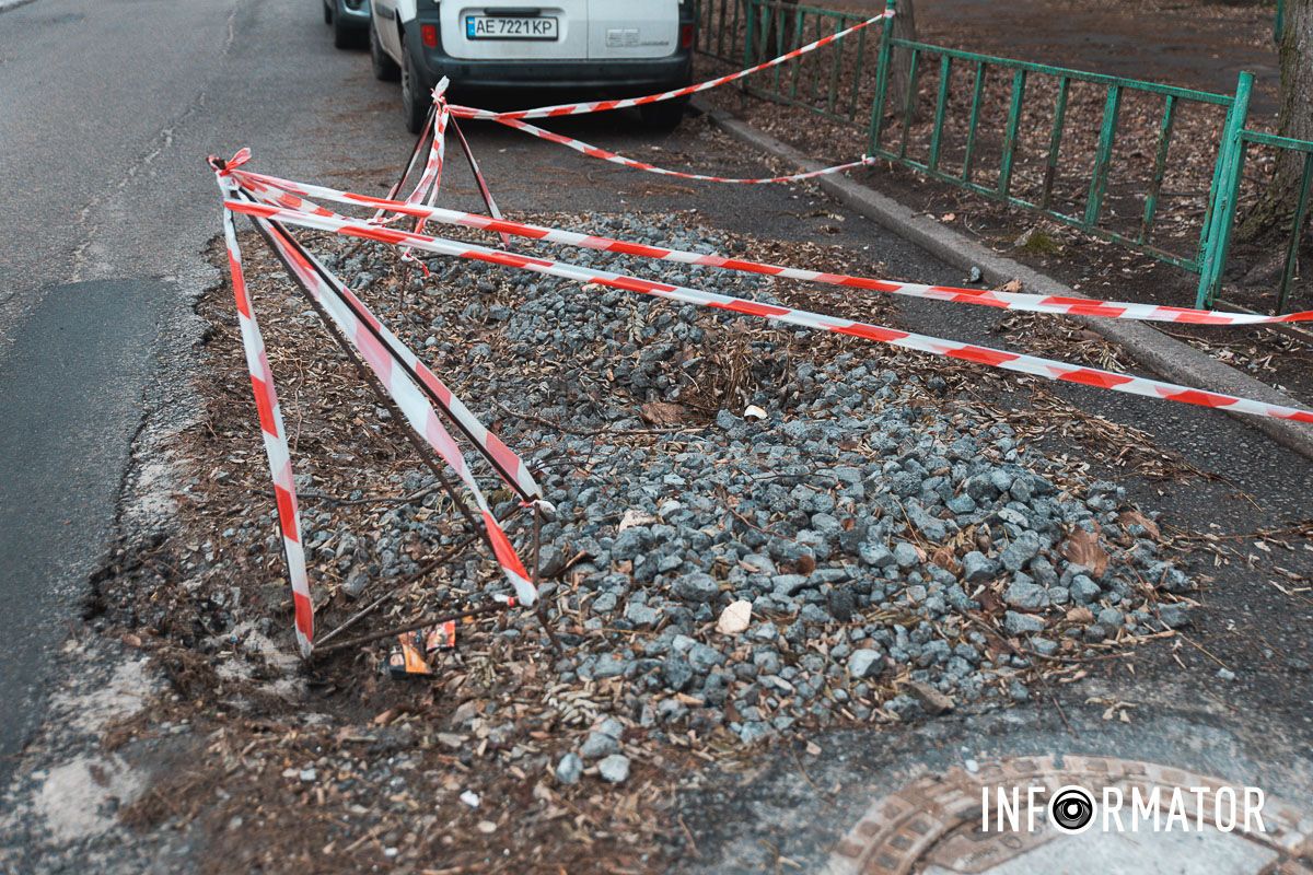 Під незахищене асфальтне полотно стікають опади та руйнують його