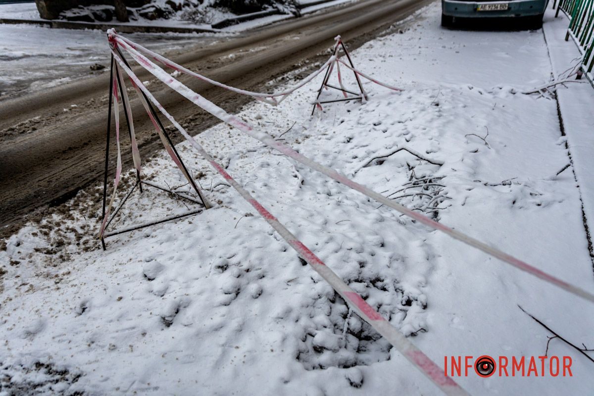 Ему присыпало снегом Уже начала местами проседать почву: в Днепре на Ивана Акинфиева уже три месяца не могут залатать яму, в которую провалился Opel 20