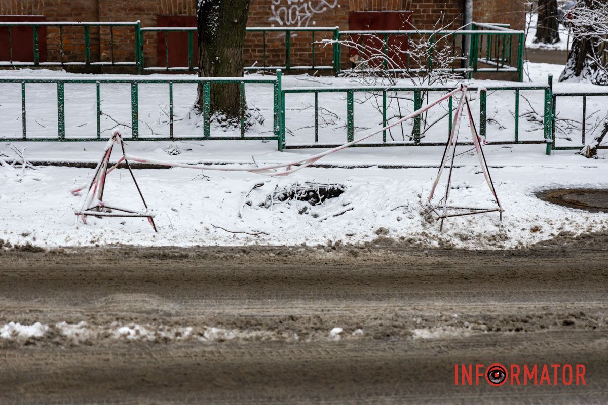 Три месяца пропасти не могут отремонтировать Уже начала местами проседать почву: в Днепре на Ивана Акинфиева уже три месяца не могут залатать яму, в которую провалился Opel 22