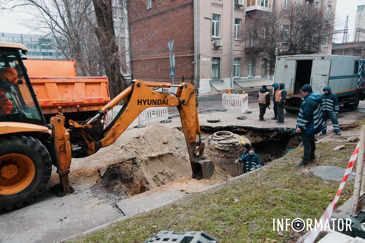 Яму пізніше засипали щебенем без асфальту, а знаки залишили Яму пізніше засипали щебенем без асфальту, а знаки залишили