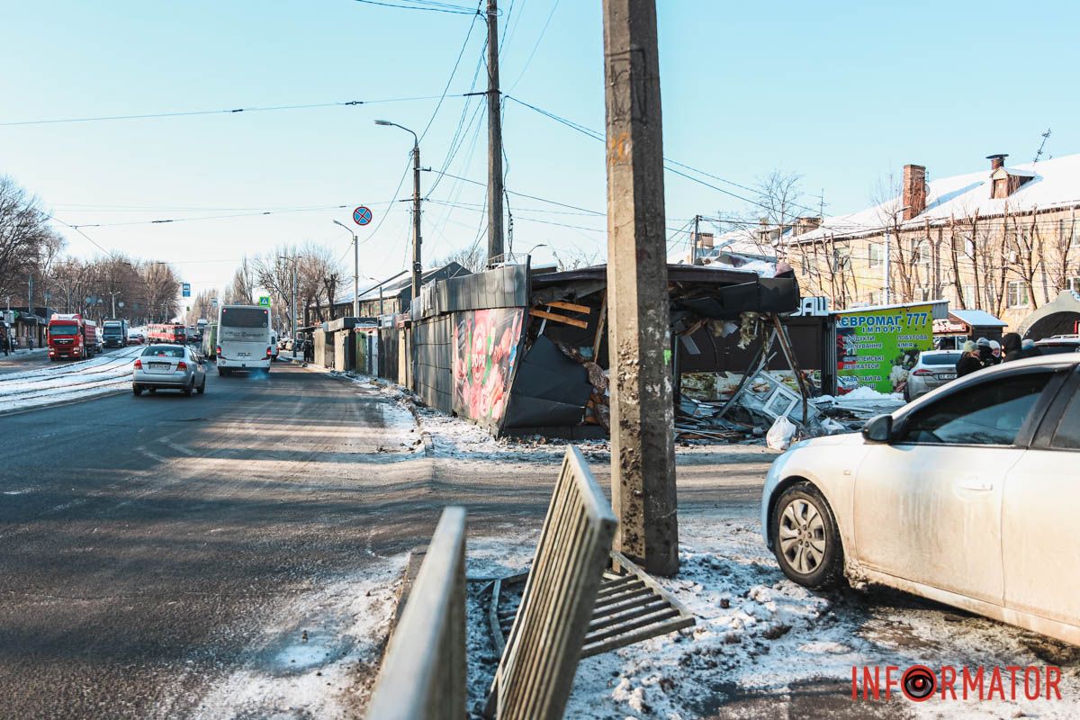 У Дніпрі на проспекті Мазепи вантажівка з товаром "Зорі Дніпра" в’'їхала в кіоск фірми