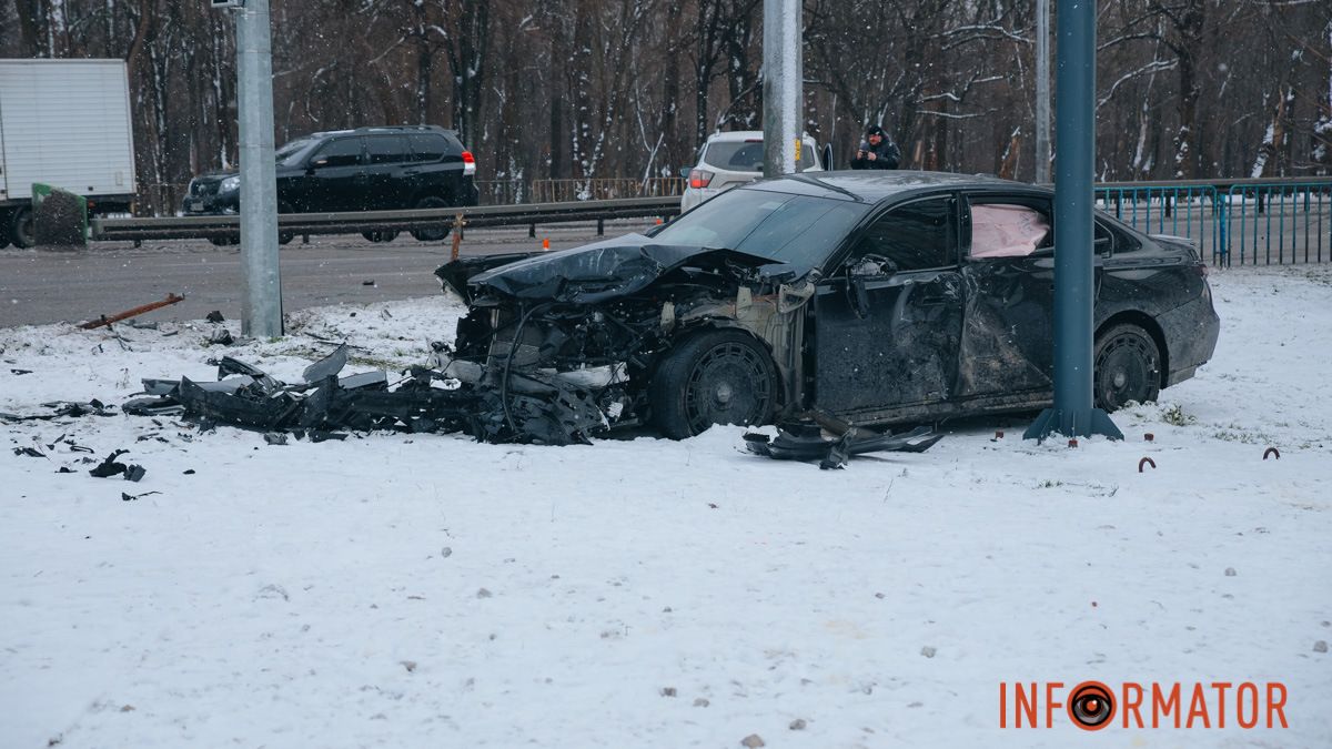 На виїзді з Дніпра, навпроти ЖК “Дніпровська Брама”, BMW зіткнувся з Ford, зніс знак та вилетів на узбіччя