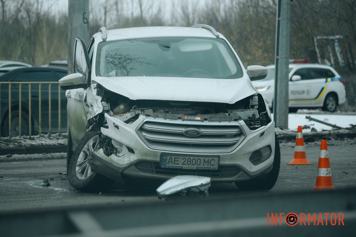 На виїзді з Дніпра, навпроти ЖК “Дніпровська Брама”, BMW зіткнувся з Ford