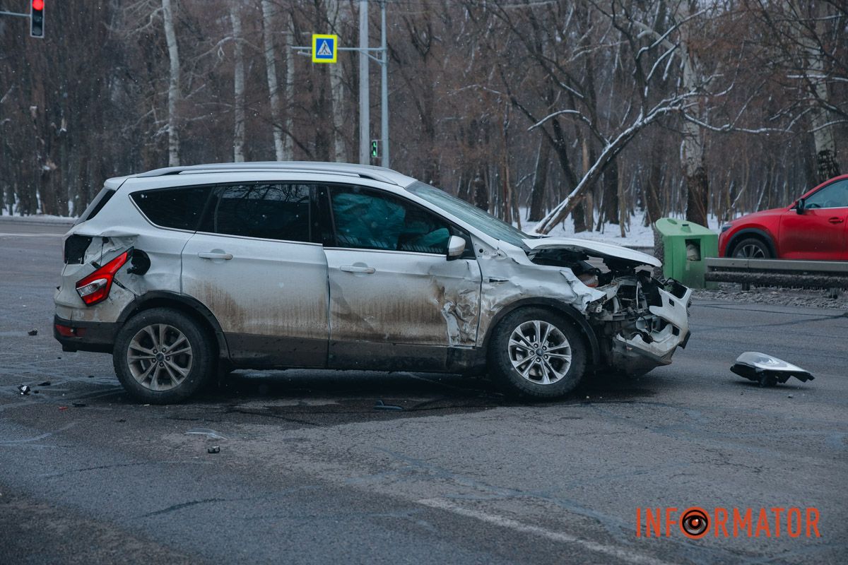 Попередньо, BMW зіткнувся з Ford, зніс знак та вилетів на узбіччя