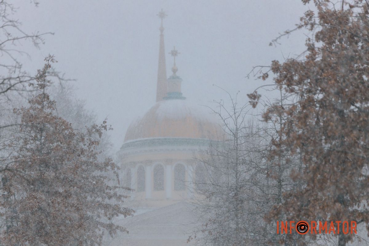 Білим простирадлом вкрило вулиці