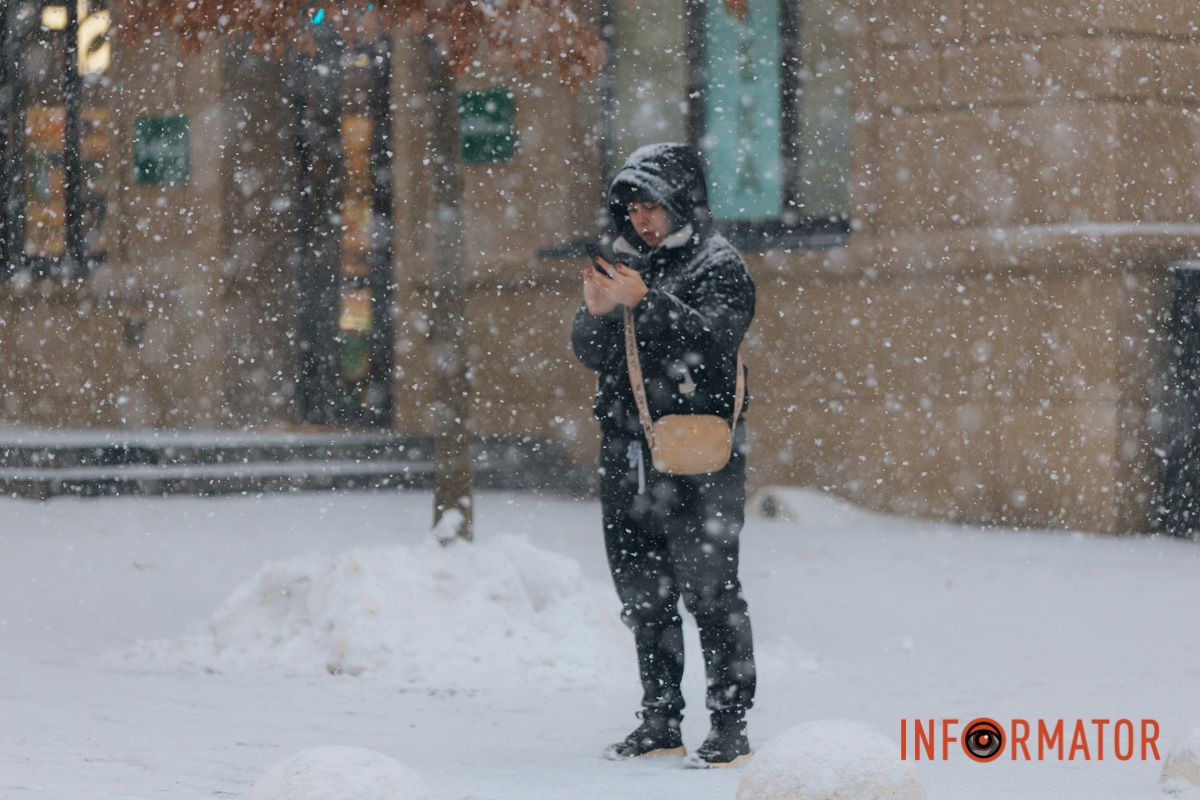 Дніпряни ховаються під капюшонами від снігу