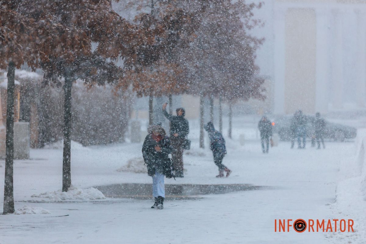 Містяни фотографують білі пластівці