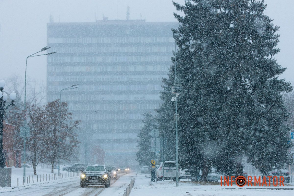Комунальники зранку 17 лютого чистили дороги