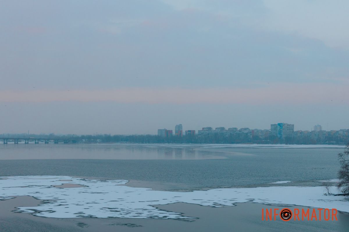 Засніжена крига на водоймі 