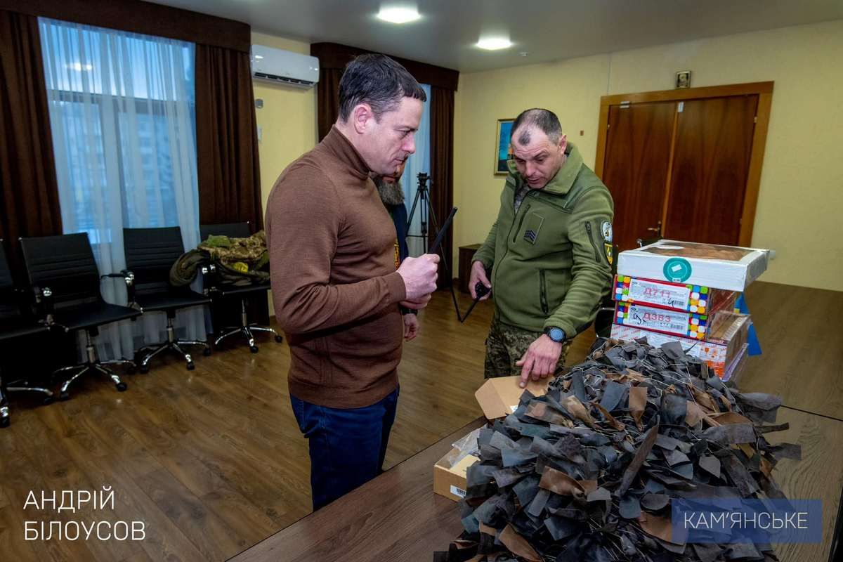 Радіостанції, медикаменти, маскувальні сітки та смаколики для військових