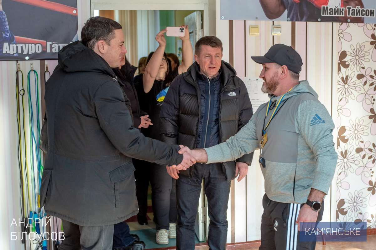«Люди втратили через війну усе, але згуртувалися»: мер Кам’янського відвідав Центр підтримки ВПО «СелидовеUA» 2