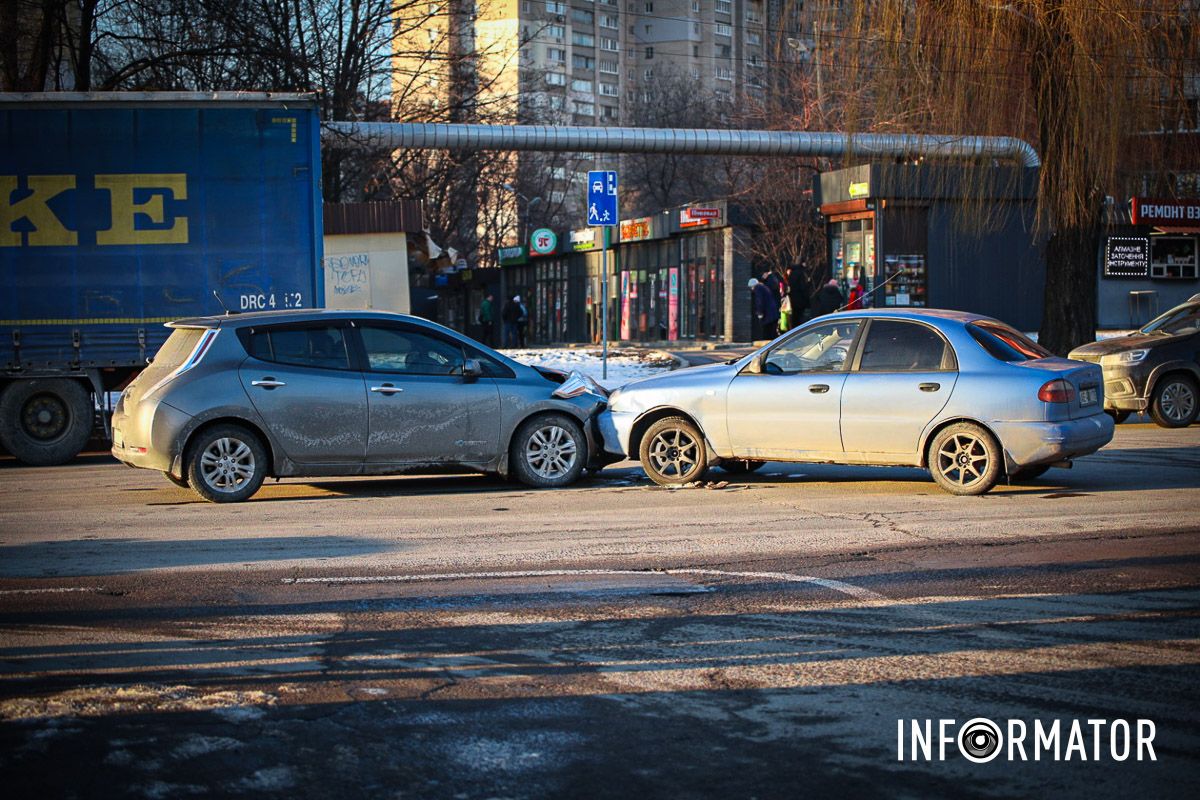 У ТЦ Terrа столкнулись Nissan Leaf и Daewoo У ТЦ Terrа столкнулись Nissan Leaf и Daewoo