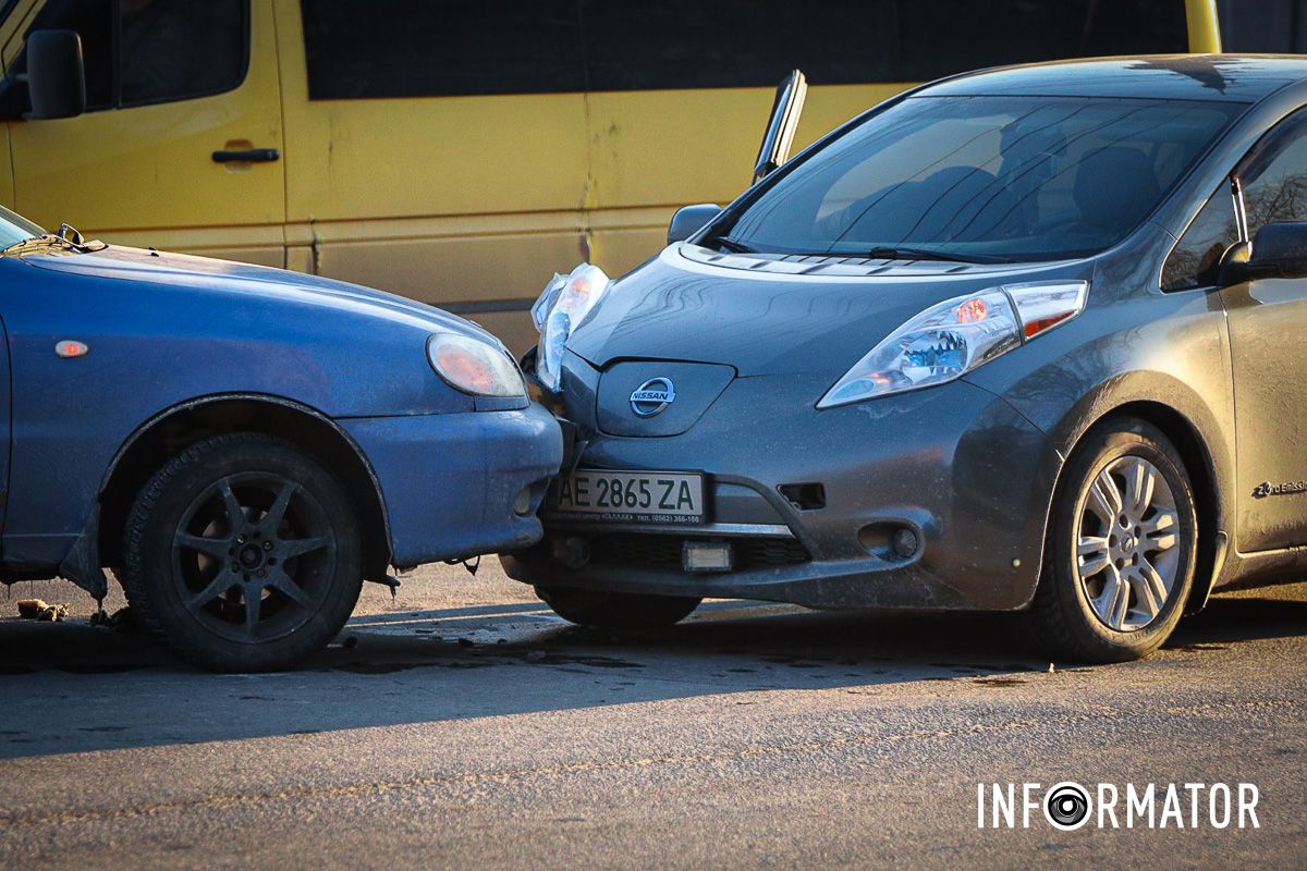 Автомобили участников ДТП находятся в правой полосе Автомобили участников ДТП находятся в правой полосе