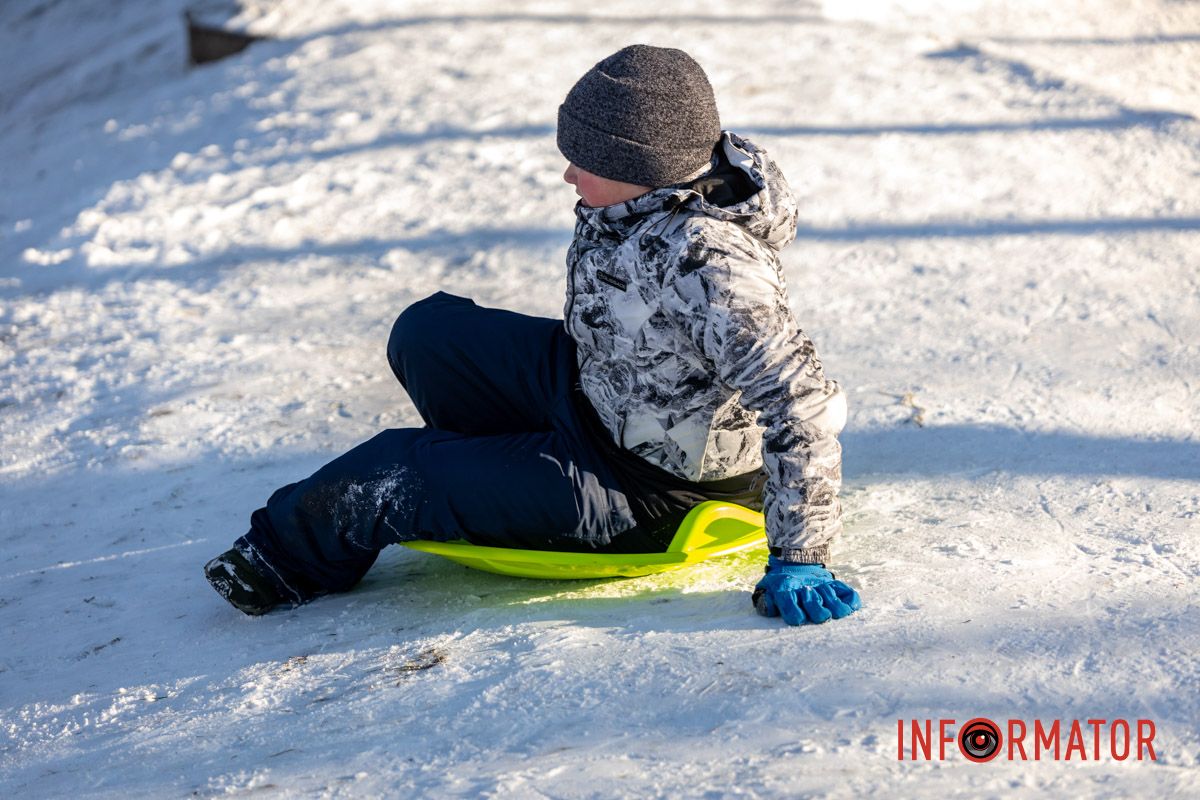 В Днепре запретили кататься на санках в двух парках: еще в одном предупредили об опасности 7