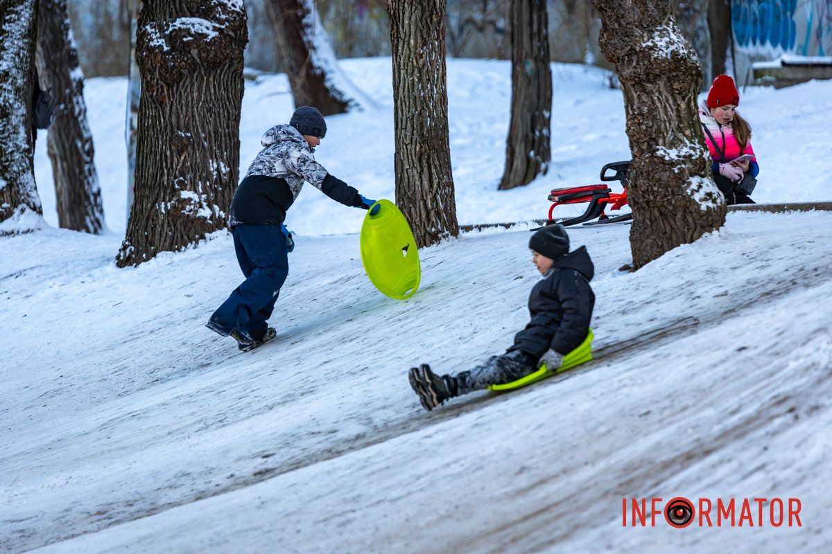 В Днепре запретили кататься на санках в двух парках: еще в одном предупредили об опасности 8