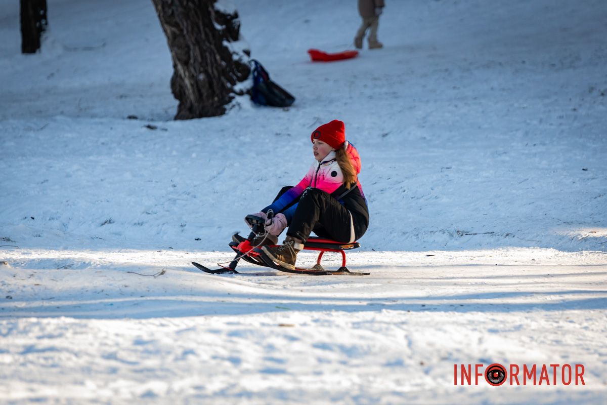 В Днепре запретили кататься на санках в двух парках: еще в одном предупредили об опасности 16