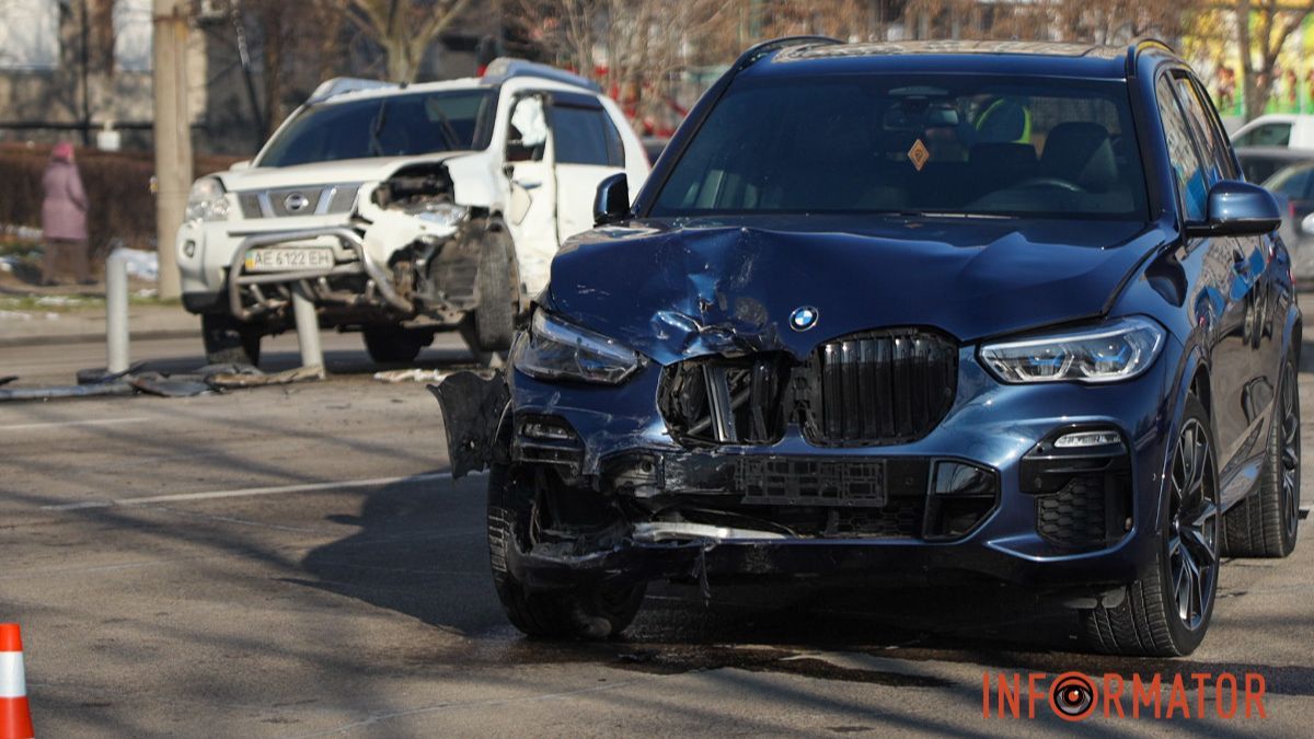 У Дніпрі на Набережній Перемоги зіткнулись дві автівки: Nissan в'їхав у відбійник, а BMW - виїхав на зустрічну смугу