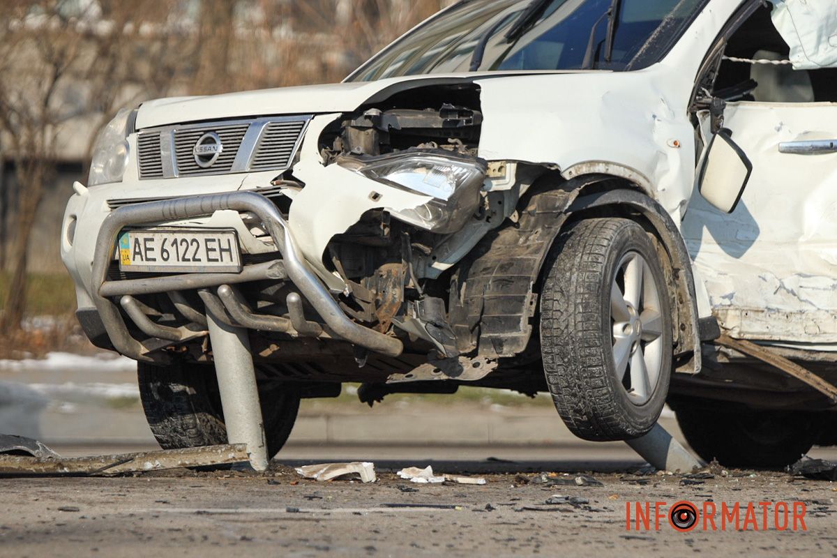 Зіштовхнулися дві автівки - BMW та Nissan У Дніпрі на Набережній Перемоги зіткнулись дві автівки: Nissan в'їхав у відбійник, а BMW - виїхав на зустрічну смугу 3