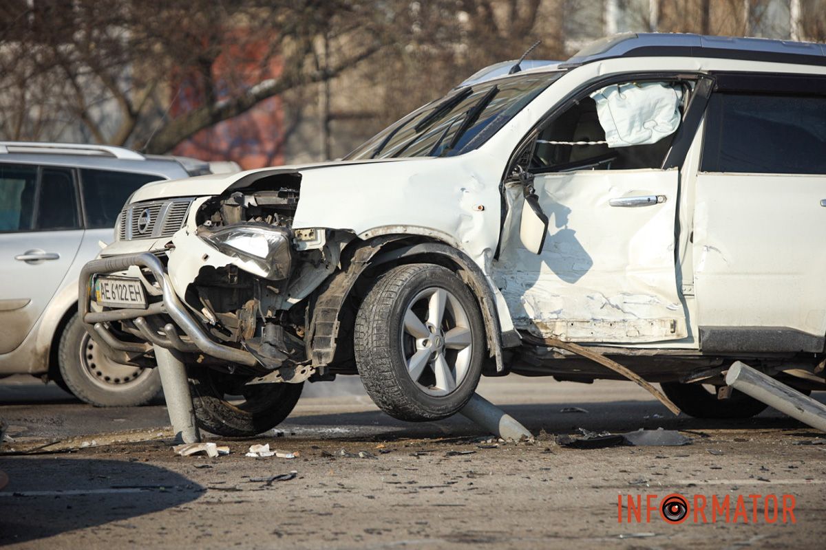 Після аварії Nissan врізався у відбійник У Дніпрі на Набережній Перемоги зіткнулись дві автівки: Nissan в'їхав у відбійник, а BMW - виїхав на зустрічну смугу 4