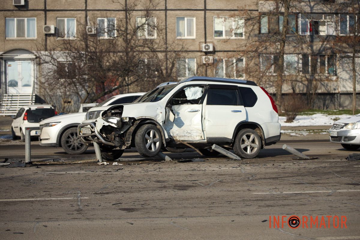 Авто отримало сильні пошкодження У Дніпрі на Набережній Перемоги зіткнулись дві автівки: Nissan в'їхав у відбійник, а BMW - виїхав на зустрічну смугу 5