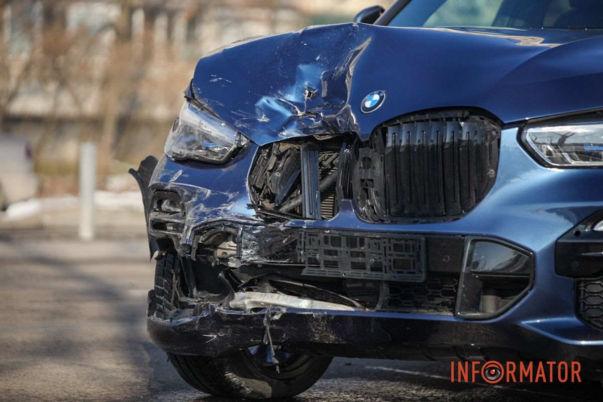 BMW від удару виїхав на зустрічну смугу У Дніпрі на Набережній Перемоги зіткнулись дві автівки: Nissan в'їхав у відбійник, а BMW - виїхав на зустрічну смугу 6