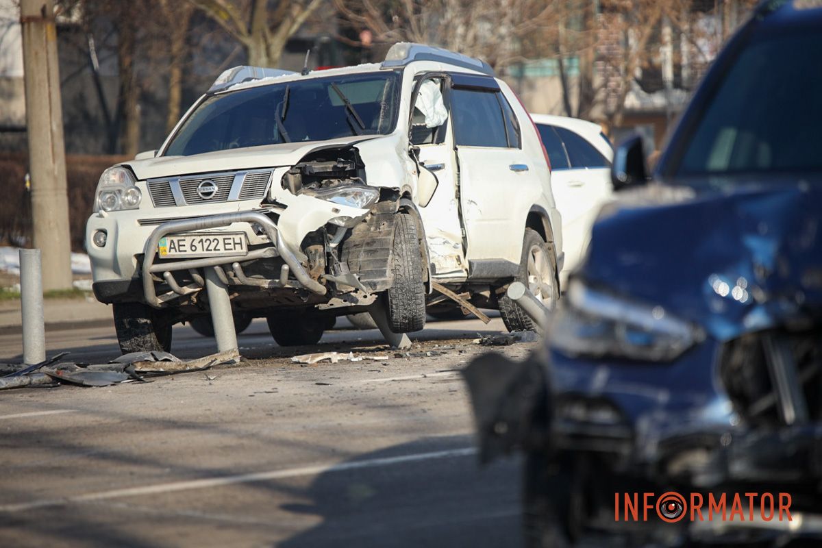 За попередньою інформацією, обидві машини їхали зі сторони Січеславської Набережної по Набережній Перемоги У Дніпрі на Набережній Перемоги зіткнулись дві автівки: Nissan в'їхав у відбійник, а BMW - виїхав на зустрічну смугу 7