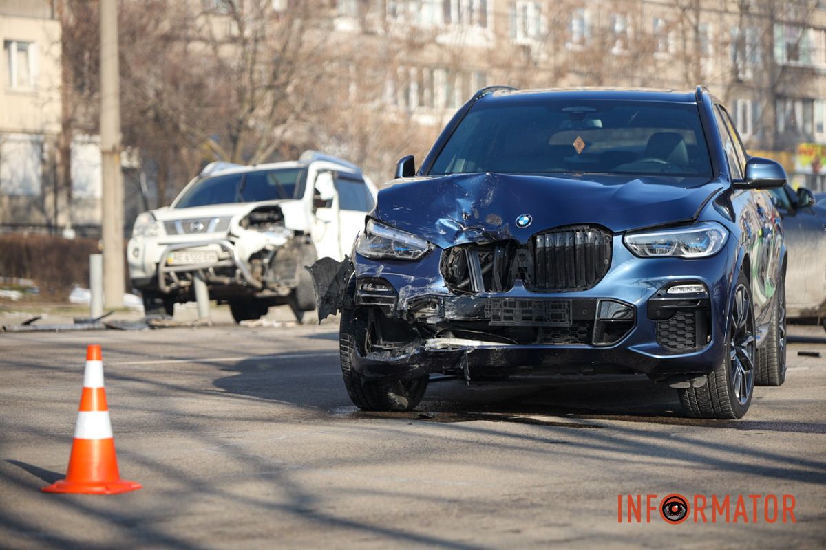 Поблизу скверу Nissan почав виконувати маневр розвороту У Дніпрі на Набережній Перемоги зіткнулись дві автівки: Nissan в'їхав у відбійник, а BMW - виїхав на зустрічну смугу 8