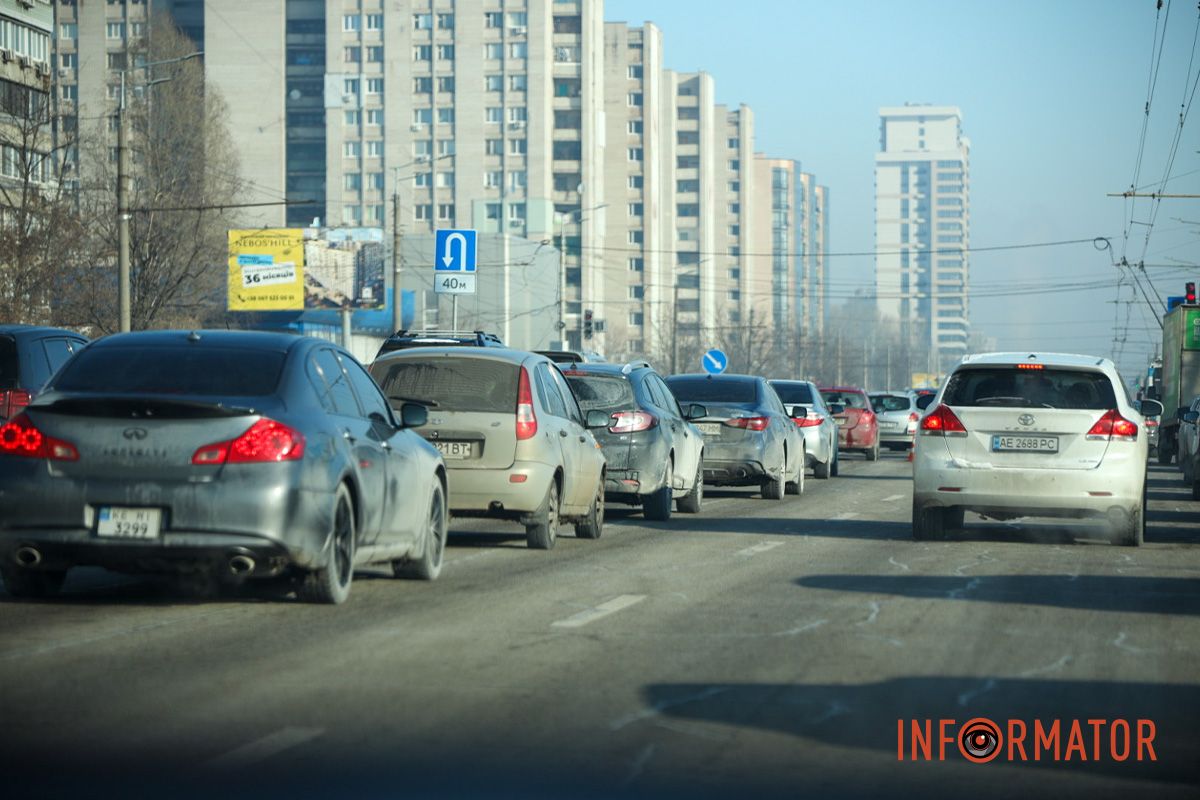 Можливе ускладнення руху у сторону центру У Дніпрі на Набережній Перемоги зіткнулись дві автівки: Nissan в'їхав у відбійник, а BMW - виїхав на зустрічну смугу 11