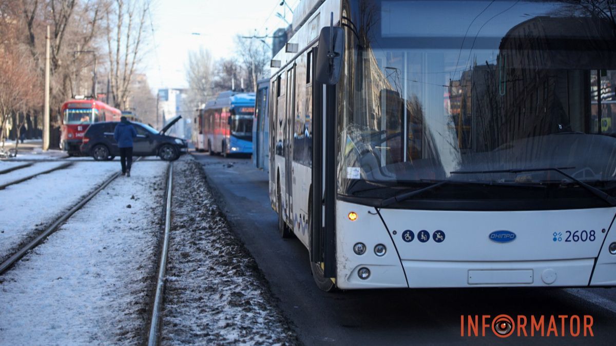 В Днепре на проспекте Науки Mercedes столкнулся с троллейбусом "А": трамвай №1 не курсирует