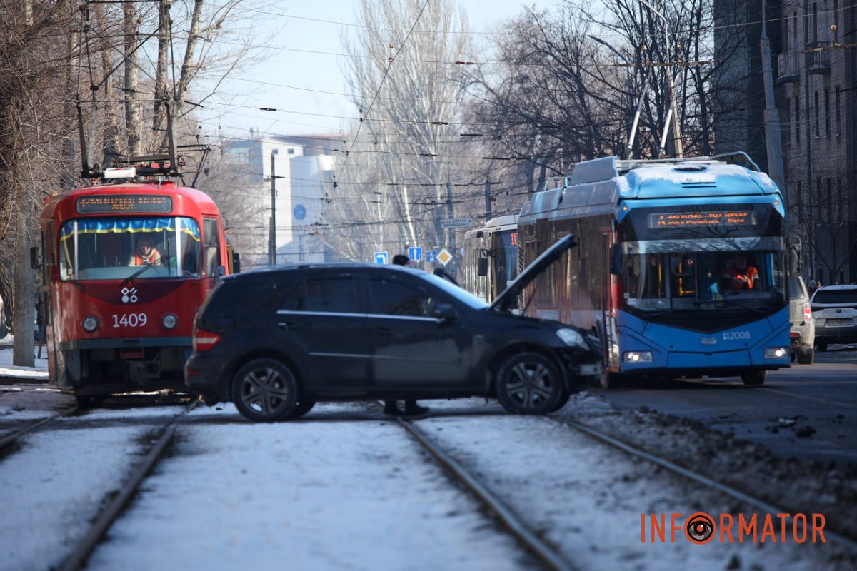 У середу, 19 лютого у Дніпрі на проспекті Науки сталася аварія У середу, 19 лютого у Дніпрі на проспекті Науки сталася аварія