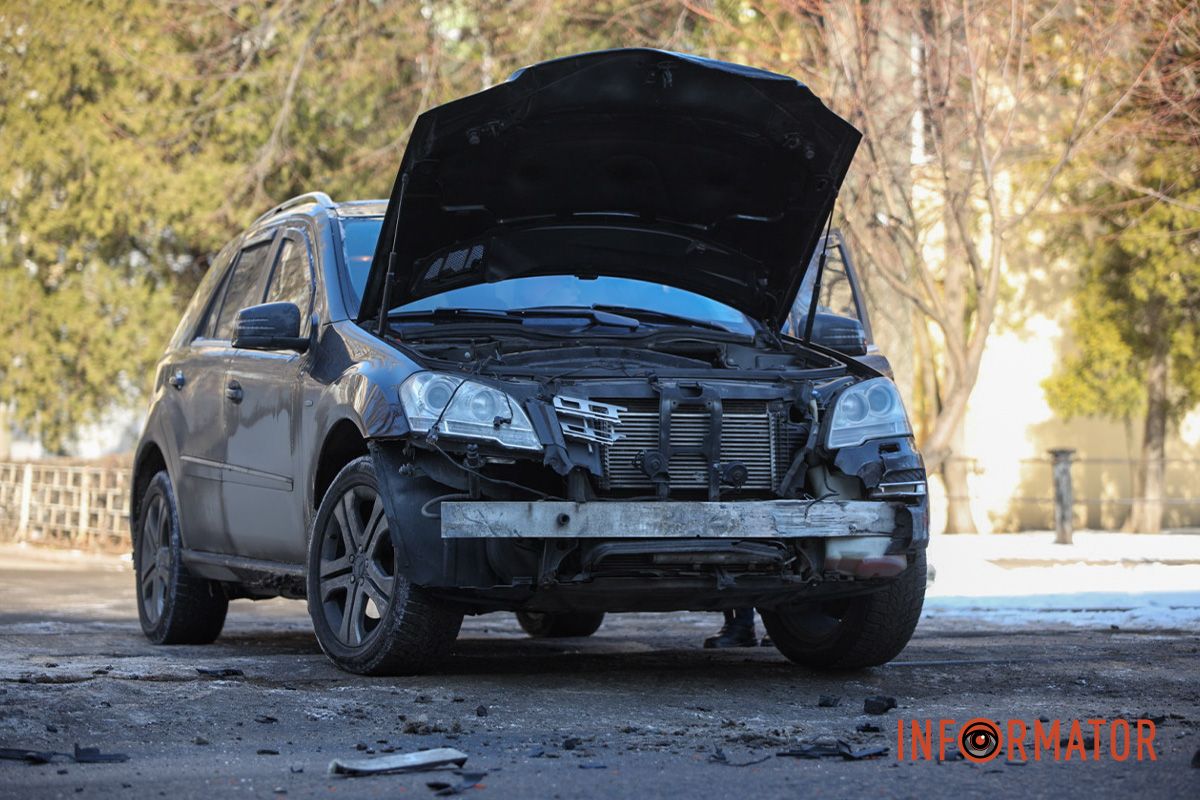 За попередньою інформацією, Mercedes їхав зі сторони академії, а тролейбус - з боку проспекту Науки За попередньою інформацією, Mercedes їхав зі сторони академії, а тролейбус - з боку проспекту Науки