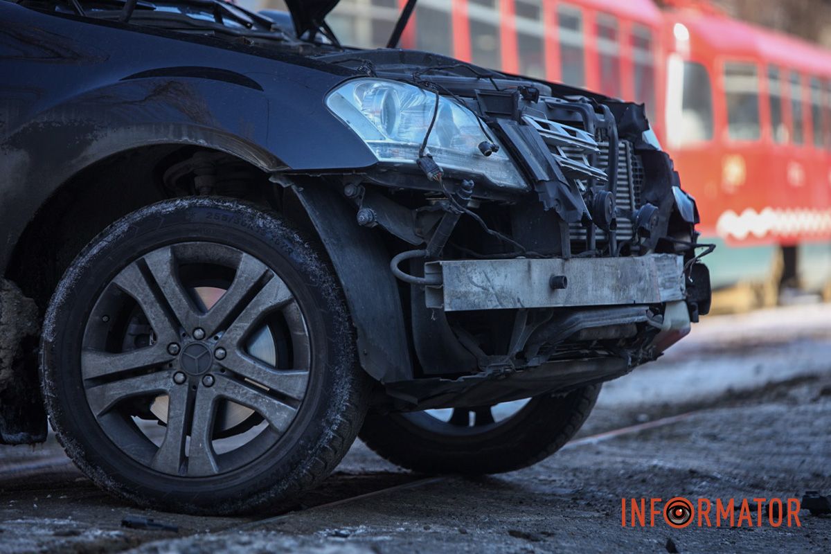 Mercedes знаходиться на трамвайній колії Mercedes знаходиться на трамвайній колії