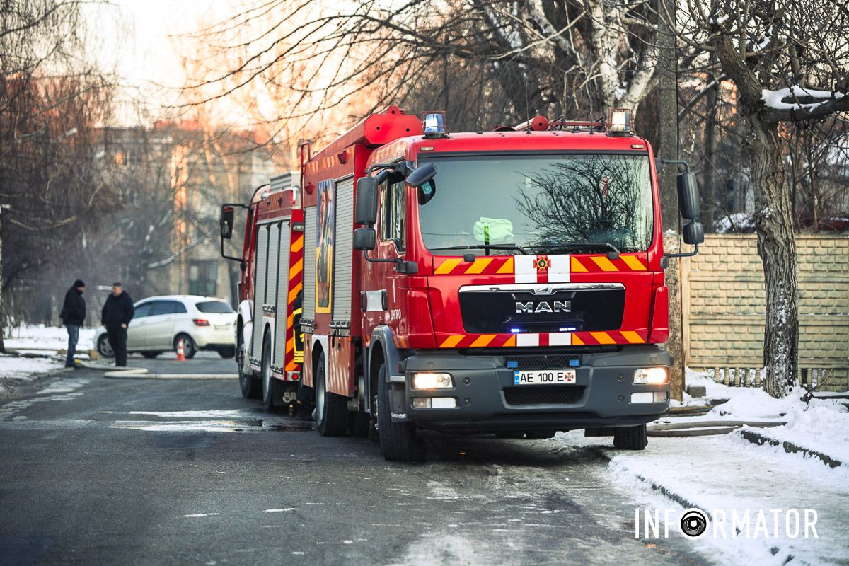 Газовики, рятувальники і медики працюють на Ірпінській у Дніпрі: чому поліцейські перекрили вулицю 11