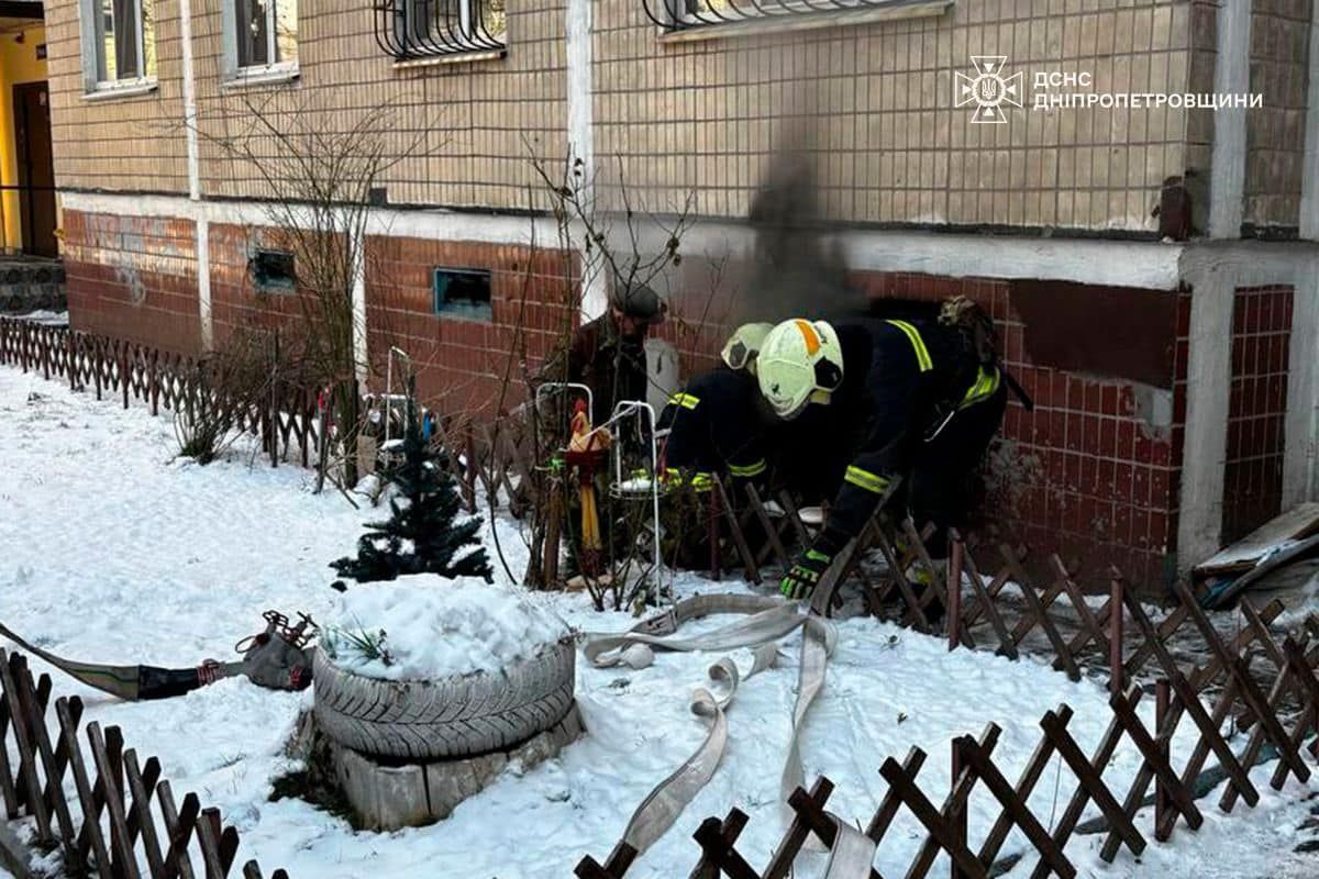Пожежа на Героїв у Дніпрі: вогнеборці врятували чоловіка 1