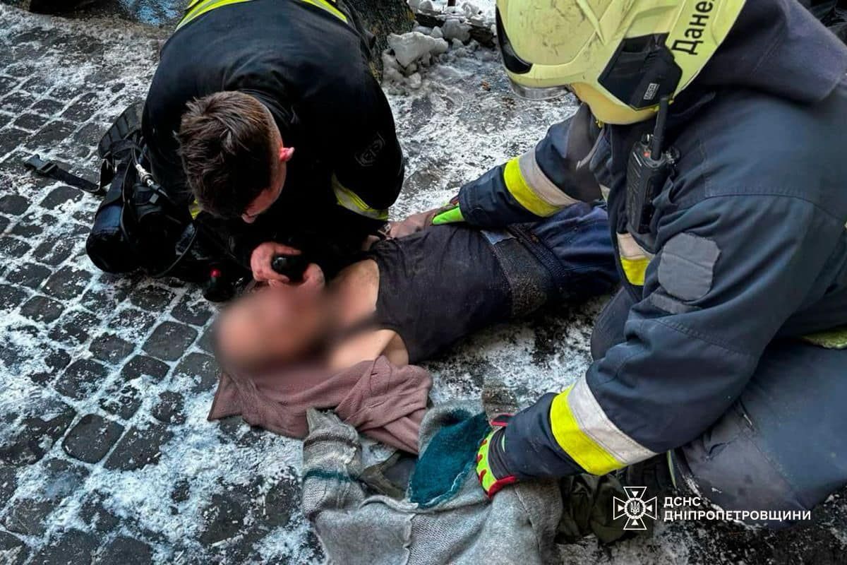 Пожежа на Героїв у Дніпрі: вогнеборці врятували чоловіка 2