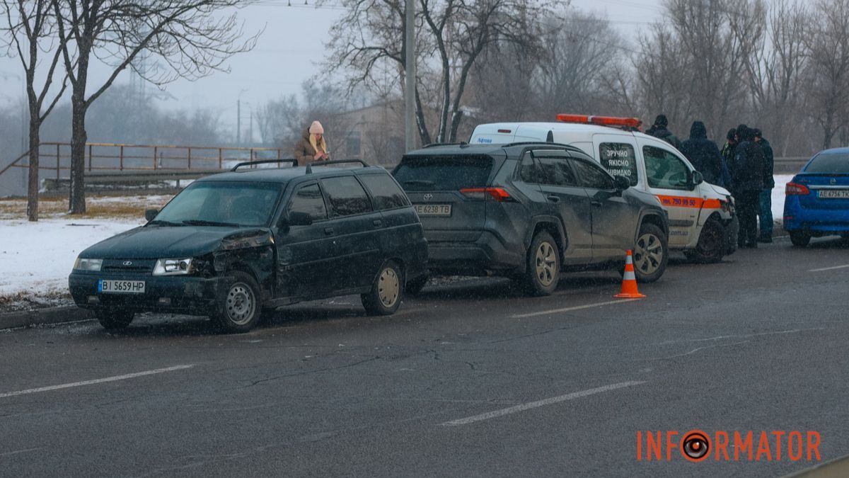 В Днепре на Набережной Заводской произошло тройное ДТП: столкнулись Lada, Nissan и Mercedes лифтовой службы