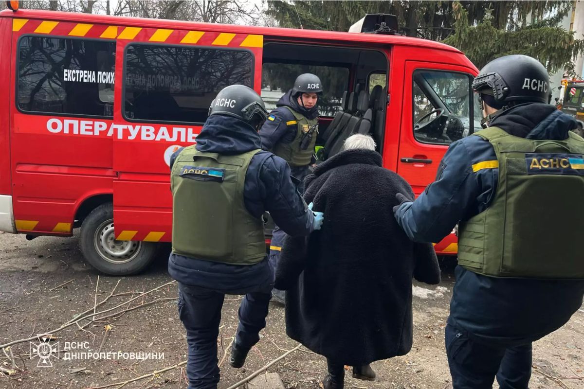 Рятувальники виводять постраждалу жінку Рятувальники виводять постраждалу жінку