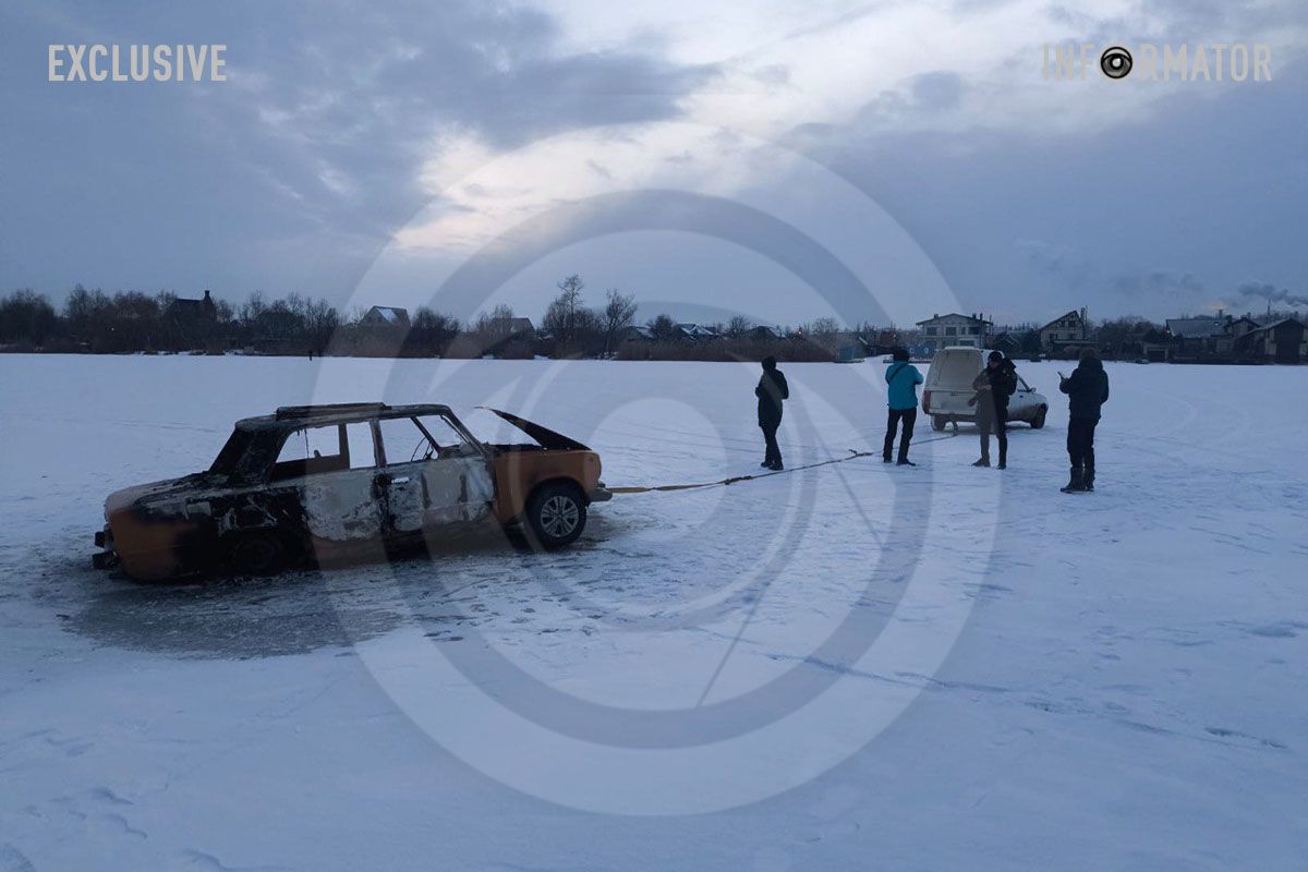 Згорілий ВАЗ на річці у Дніпрі Згорілий ВАЗ на річці у Дніпрі