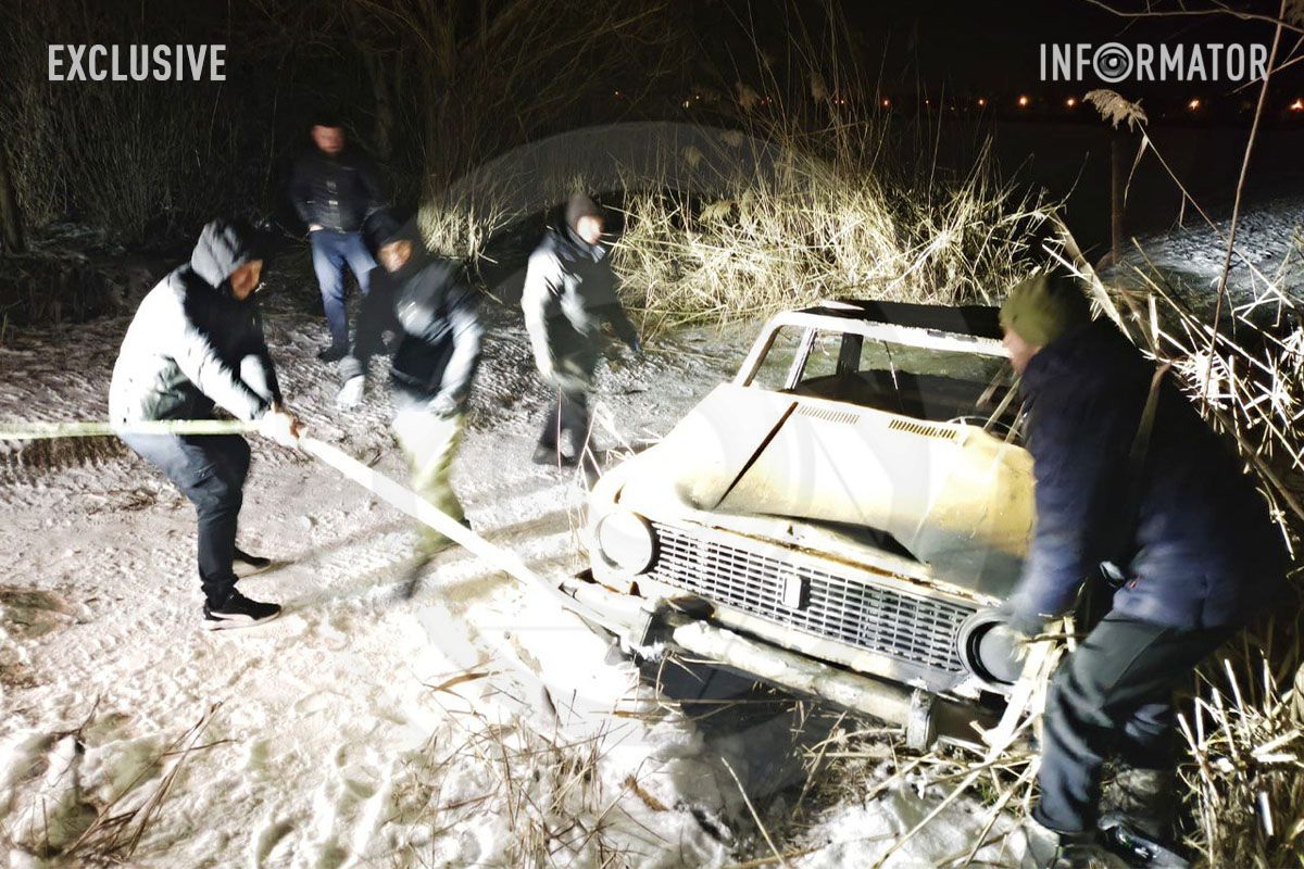 Поліцейські допомогли доставити авто до берега Поліцейські допомогли доставити авто до берега