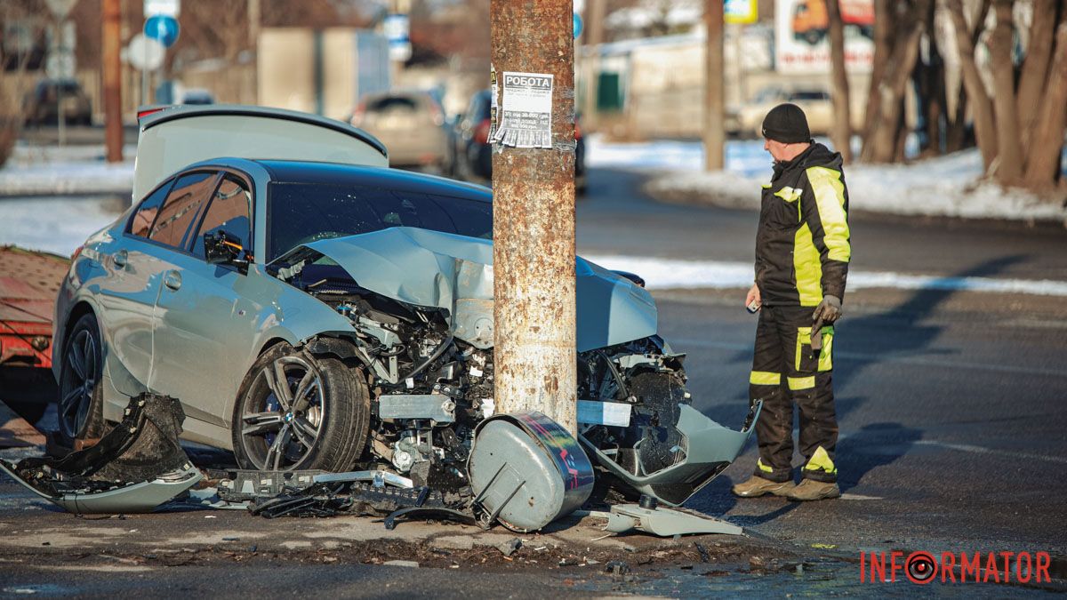 Чуть не влетел в остановку: в Днепре на Янтарной водитель BMW въехал в столб